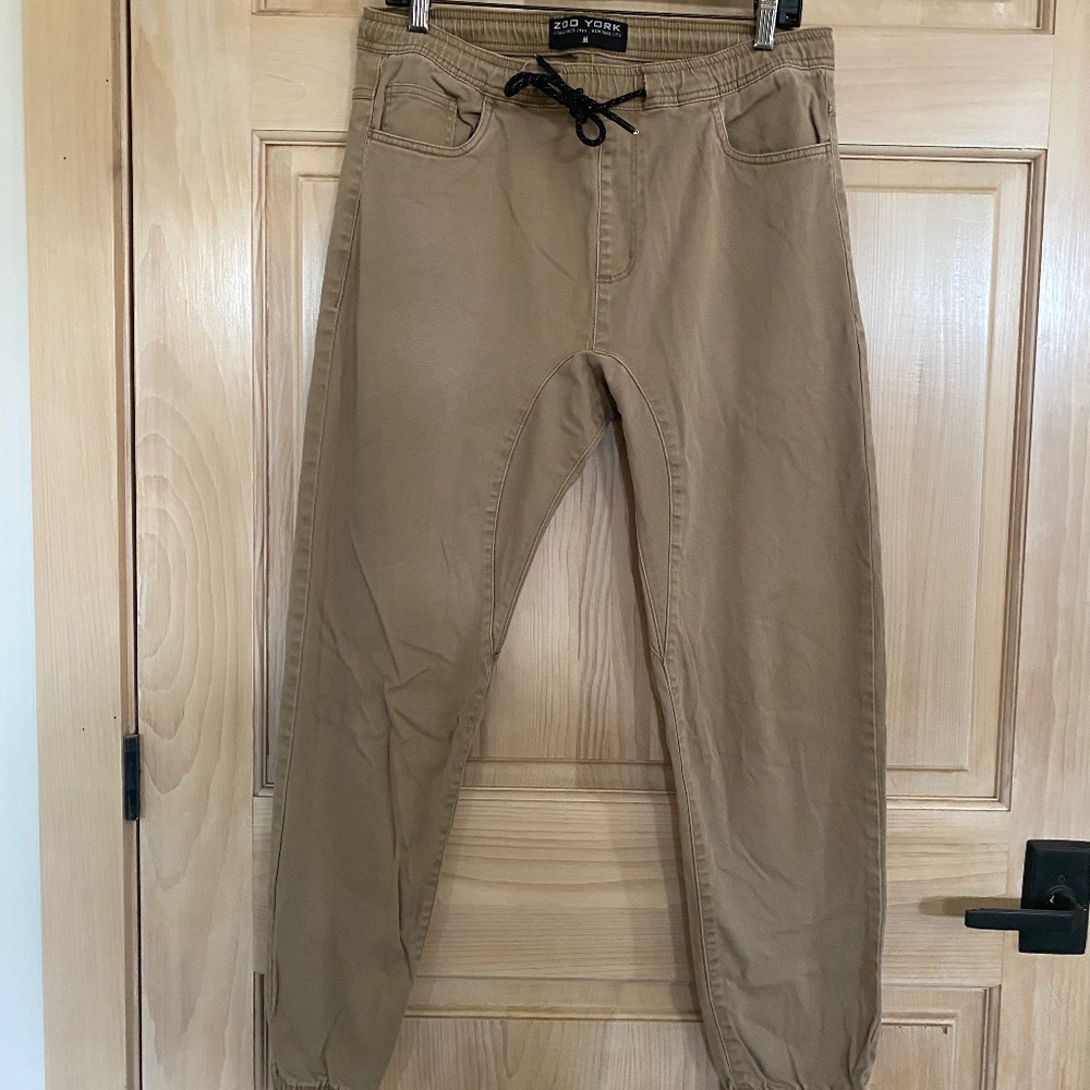 Men’s ZOO YORK jogger style pants. Tan in colour. Used - good condition. Size M.